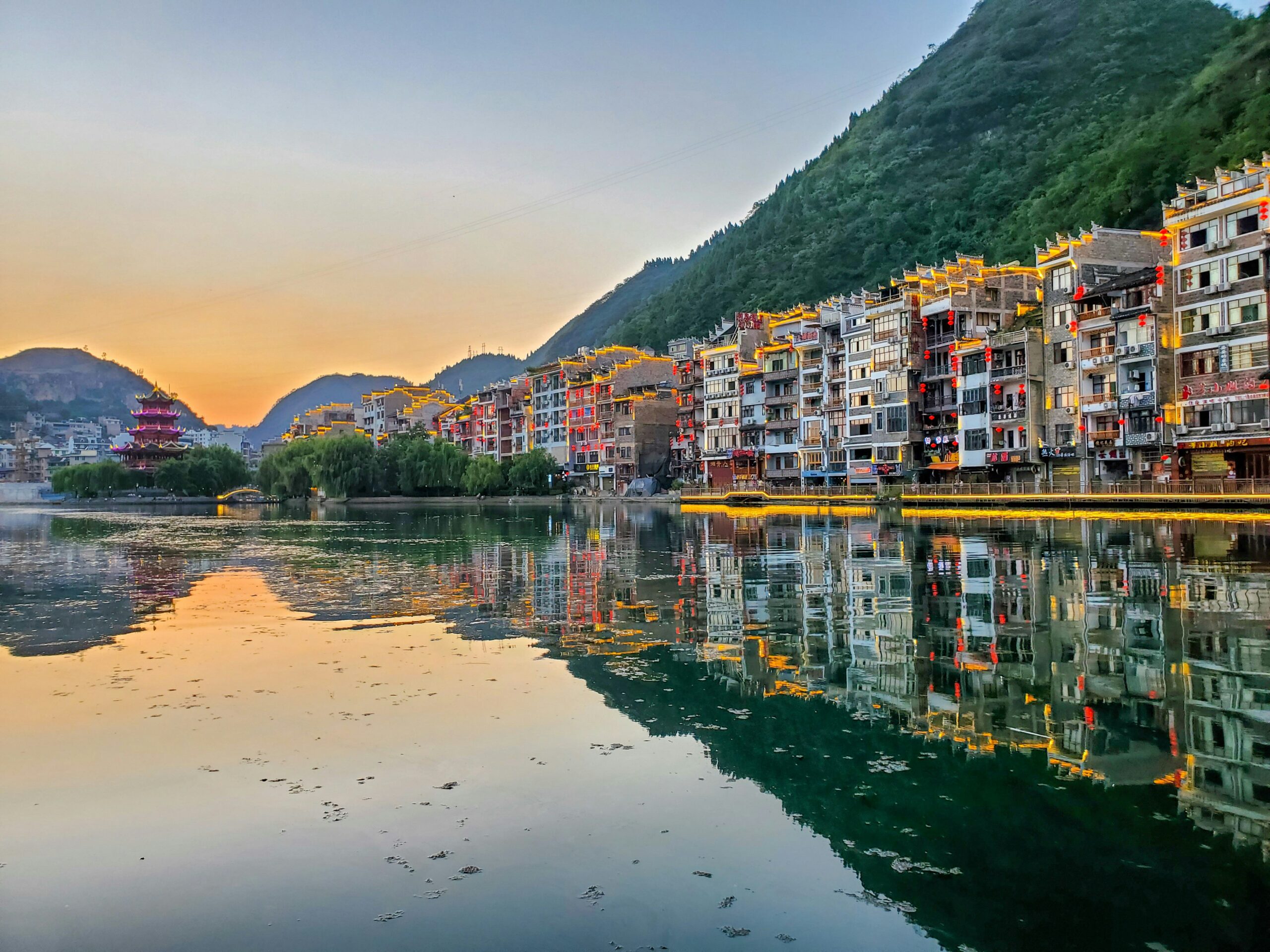 découvrez la beauté naturelle et culturelle de la province de guizhou, une destination fascinante en chine.
