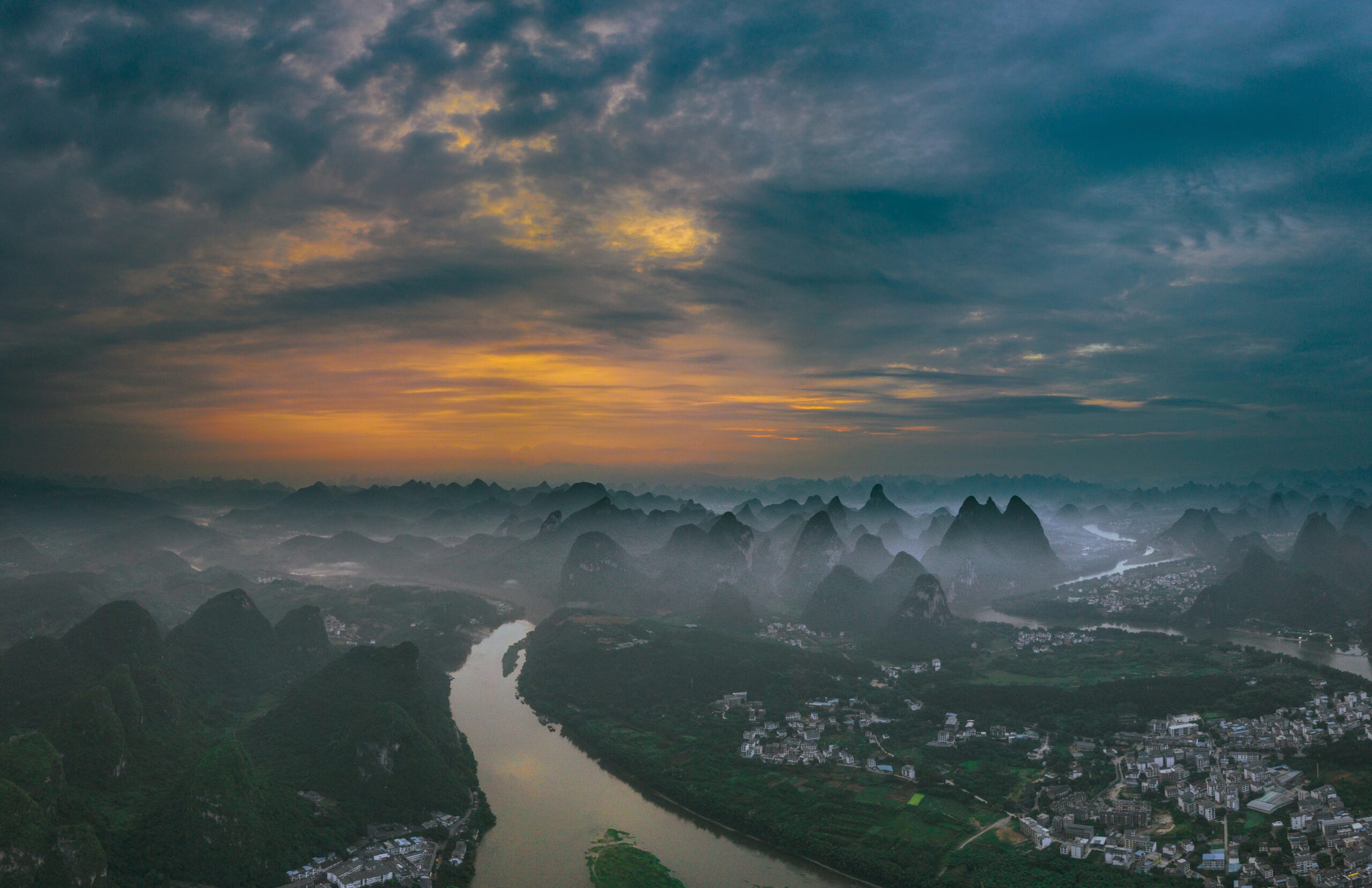 découvrez les merveilles de la région du guangxi en chine, entre paysages karstiques époustouflants et riche patrimoine culturel.