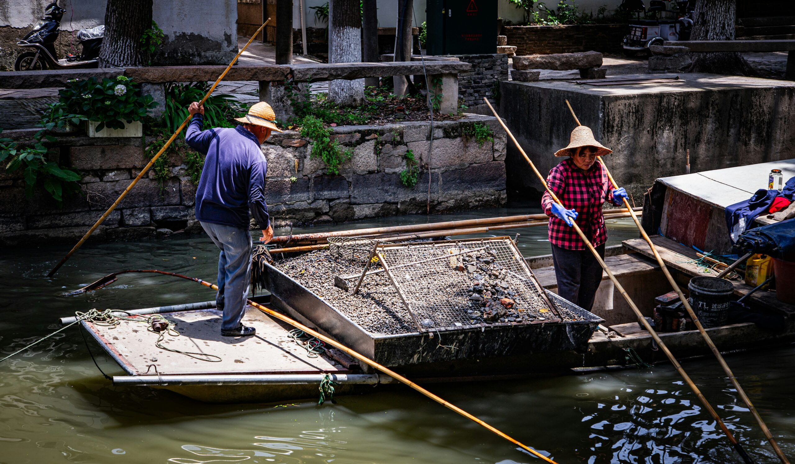 découvrez tongli, un village historique en chine, célèbre pour ses canaux pittoresques, ses maisons traditionnelles et son atmosphère paisible.