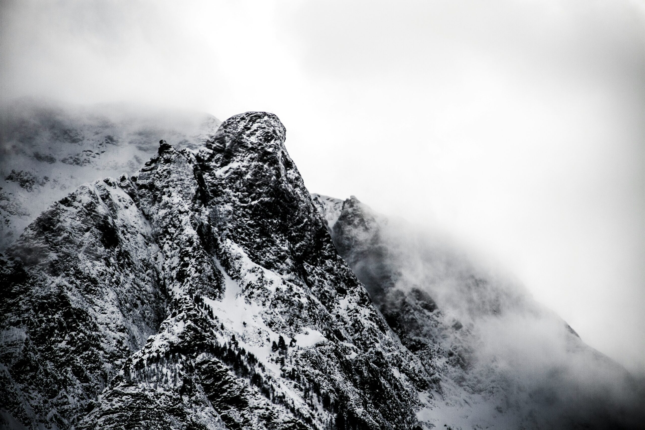 découvrez la majestueuse montagne de laojun et ses paysages à couper le souffle. profitez de la nature préservée et de la tranquillité des lieux lors de votre visite.
