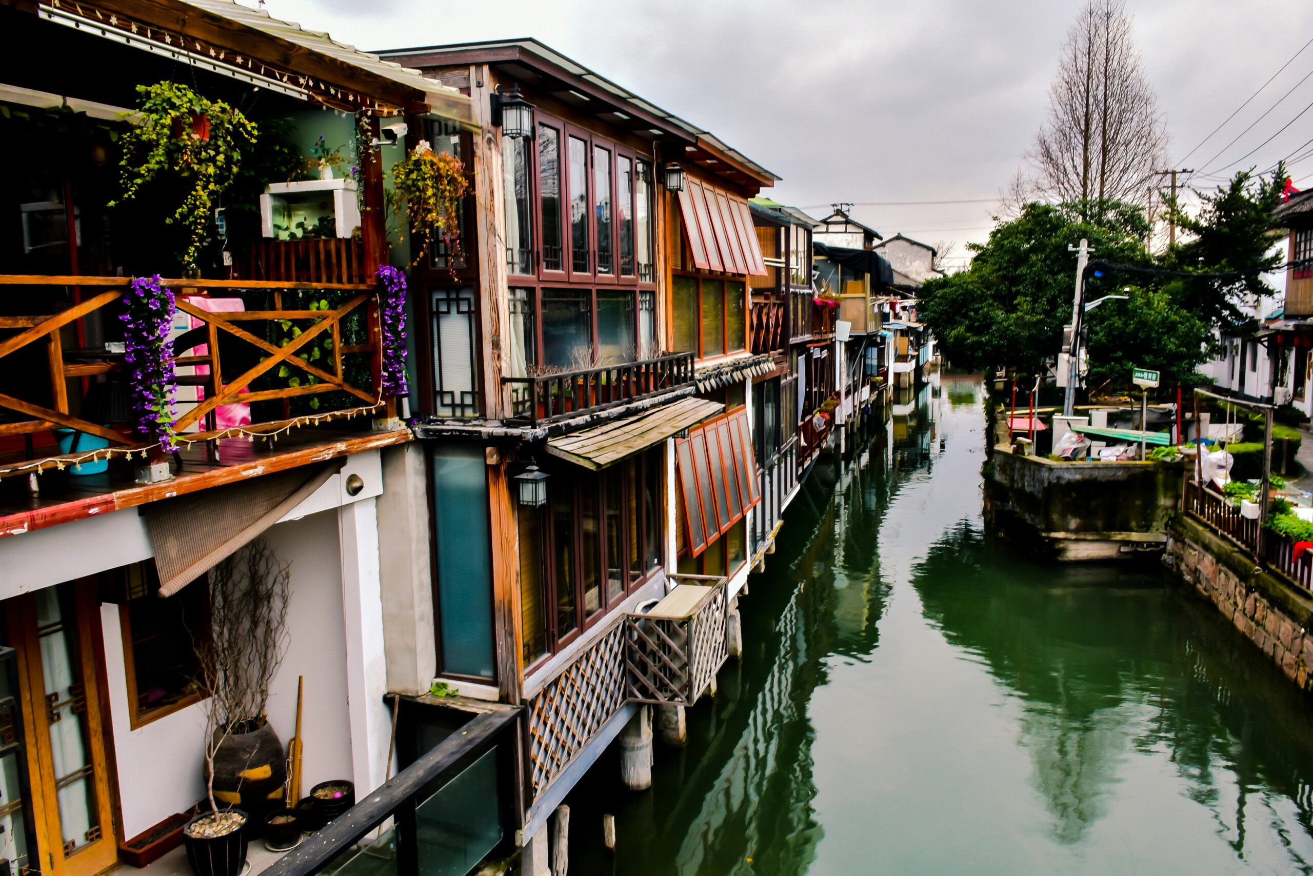 découvrez les attractions incontournables de suzhou et plongez dans l'histoire et la culture de cette ville chinoise emblématique.