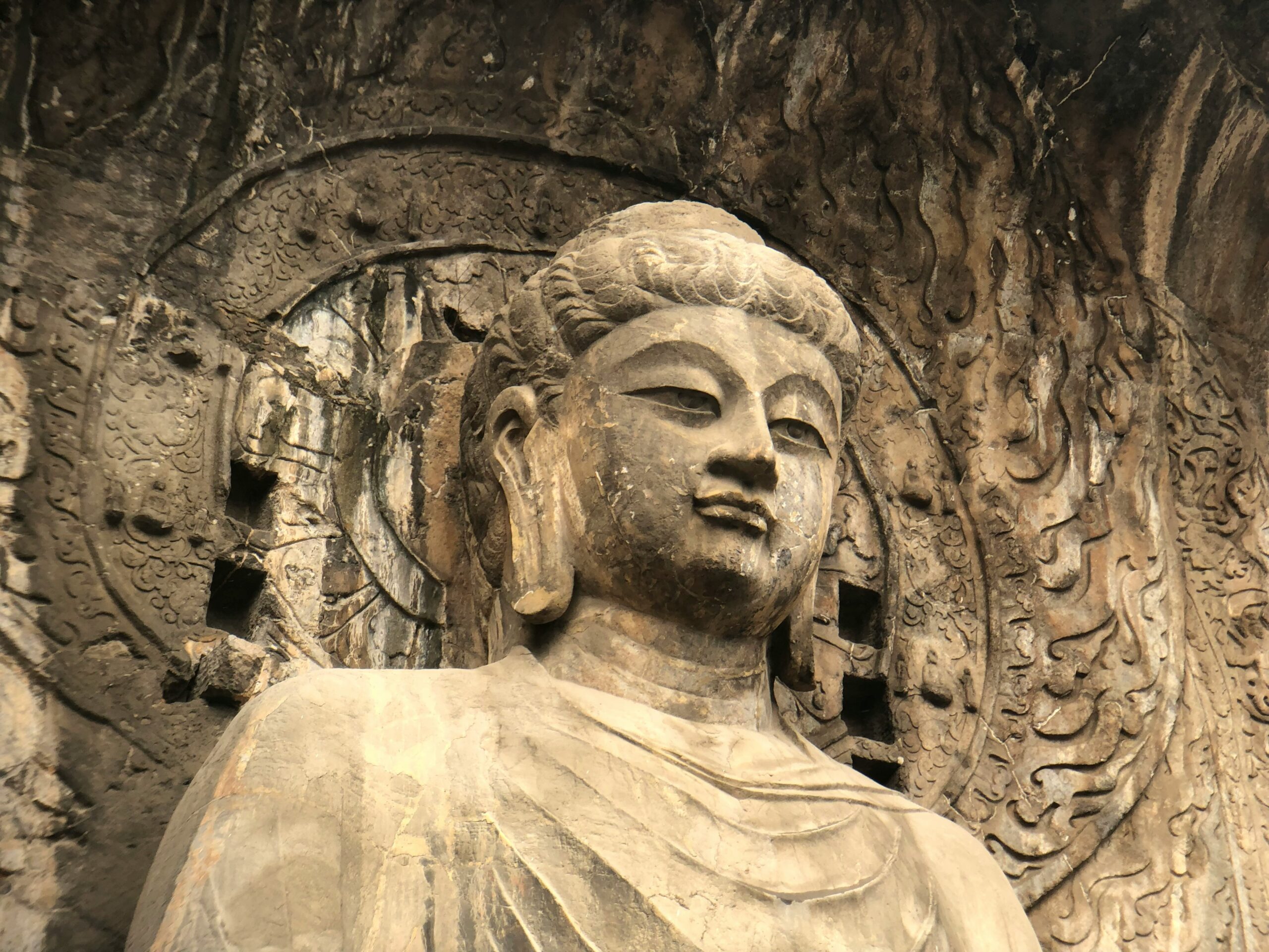 découvrez longmen, un site historique majeur en chine connu pour ses grottes bouddhiques et ses statues anciennes, situé près de la ville de luoyang.