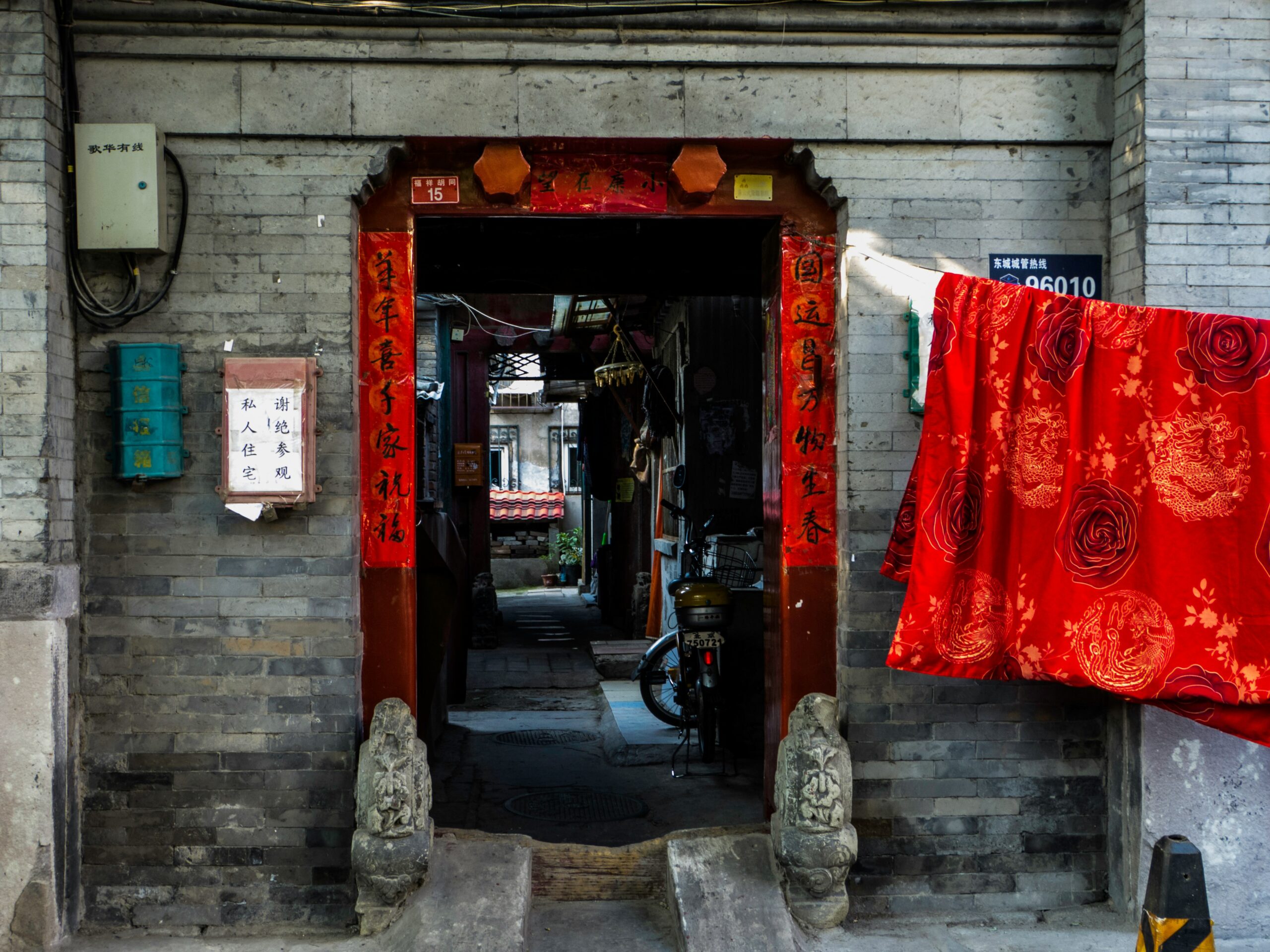 découvrez l'histoire fascinante des hutongs, ces anciennes ruelles traditionnelles de pékin, à travers leur architecture pittoresque et leur riche patrimoine culturel.