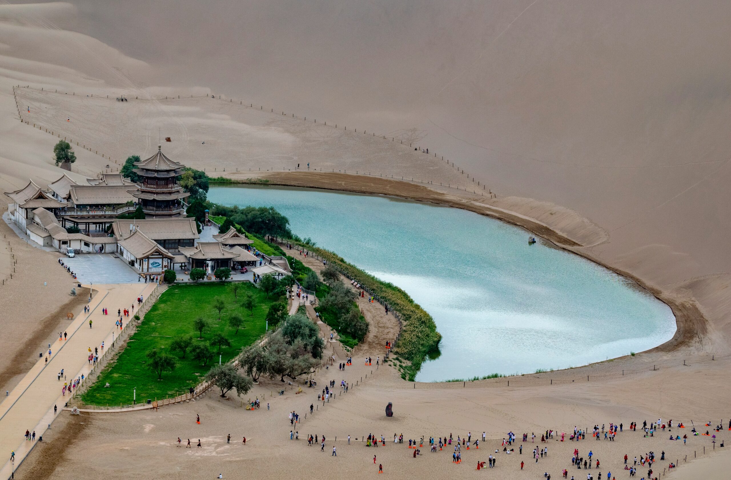 dunhuang, une ancienne ville chinoise célèbre pour ses grottes bouddhistes, ses fresques murales et son histoire fascinante.
