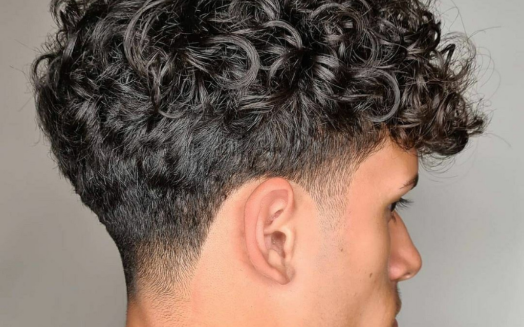 Coupe taper haut homme avec dégradé progressif sur les côtés et cheveux texturés sur le dessus