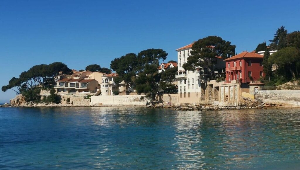 Vue du port de Bandol et de la Méditerranée sur le littoral varois