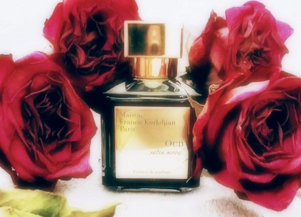 Flacon d'eau de parfum Oud Satin Mood de Maison Francis Kurkdjian posé sur un tissu satiné