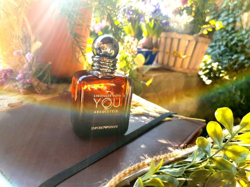Flacon de parfum You Stronger With You dans un décor élégant