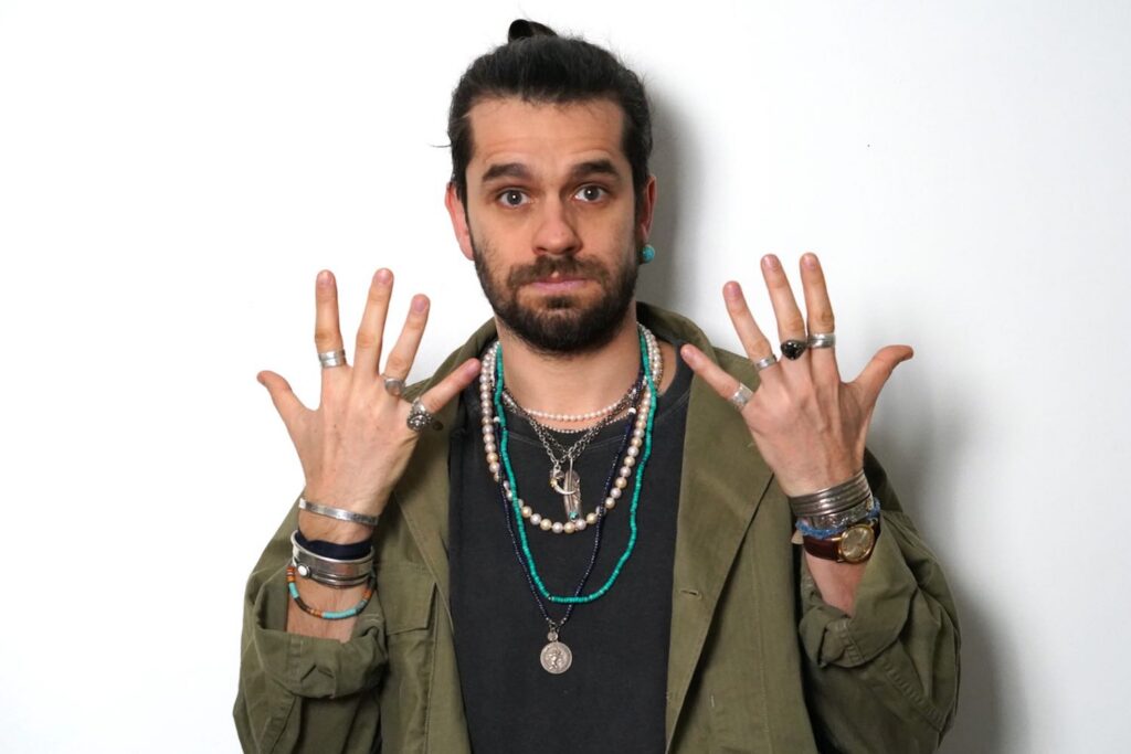 Collier et bagues en or posés sur un écrin en velours