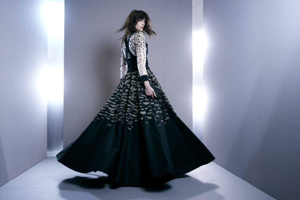 Robe de haute couture présentée lors d'un défilé parisien